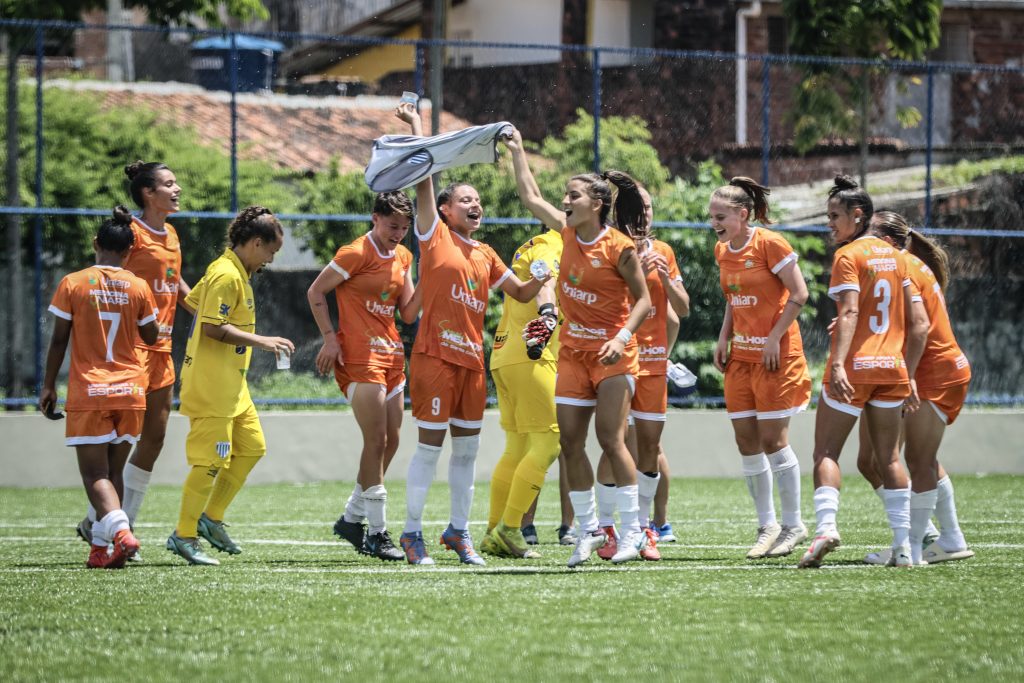 Time feminino da UNIARP, um dos representantes do Brasil no FISU America Futebol, comemora título do JUBs