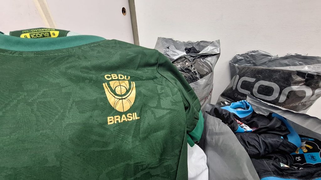 CBDU e Ícone doam roupas esportivas para atletas do RS