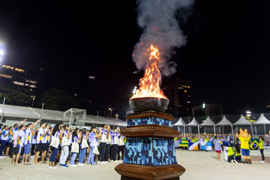 Tocha "universitária" na abertura dos Jogos Universitários Brasileiros de Praia 