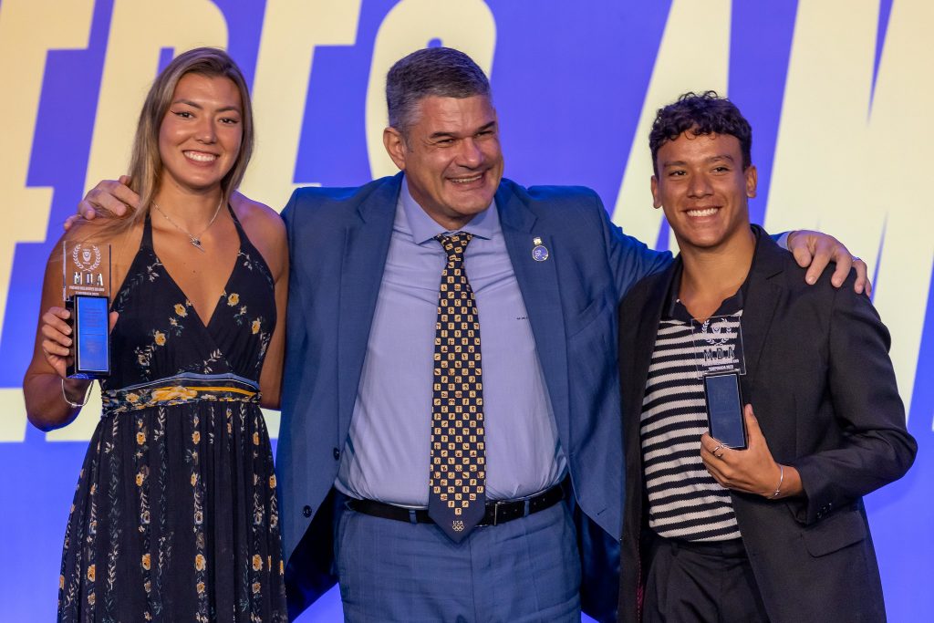 Anna Lúcia e Rafael Max, atletas dos saltos ornamentais, são premiados no Melhores do Ano da CBDU
