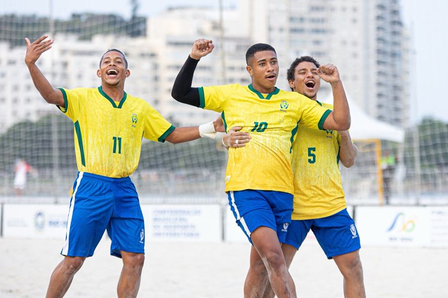 É campeão! Times feminino e masculino de beach soccer levam ouro nas finais