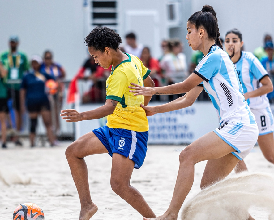 Seleção brasileira universitária enfrenta Argentina na estreia do beach soccer no Mundial Universitário de Praia