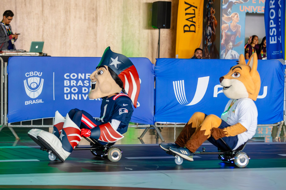 Mascote do time de futebol americano New England Patriots visita JUBs em Brasília